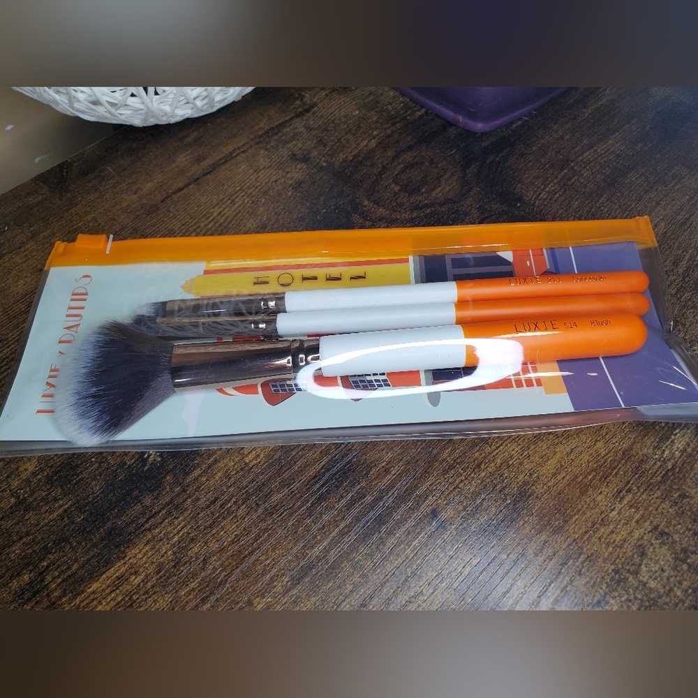 5/75$ LUXIE BEAUTY Por La Noche Brush Set